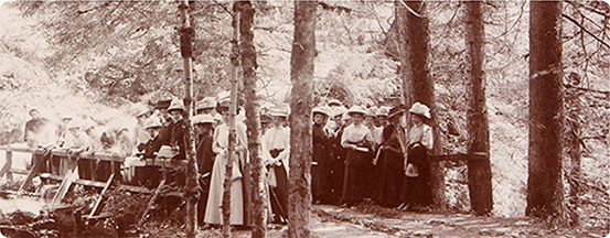 Tournée sylvicole de l'École normale d'institutrices de Chambéry dans les forêts de Saint-Hugon (commune d'Avillard, Savoie, 17 juillet 1909). Photo : Paul Mougin.