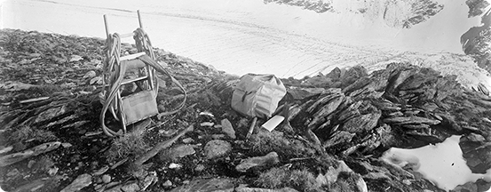 glacier Tré-la-Tête, the mountain packing, 1930