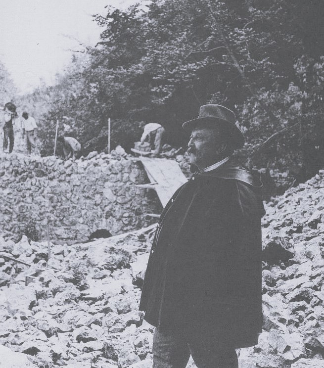 ​ Prosper Demontzey sur un chantier de restauration dans le périmètre du Fier (1889).Prosper Demontzey sur un chantier de restauration dans le périmètre du Fier (1889).